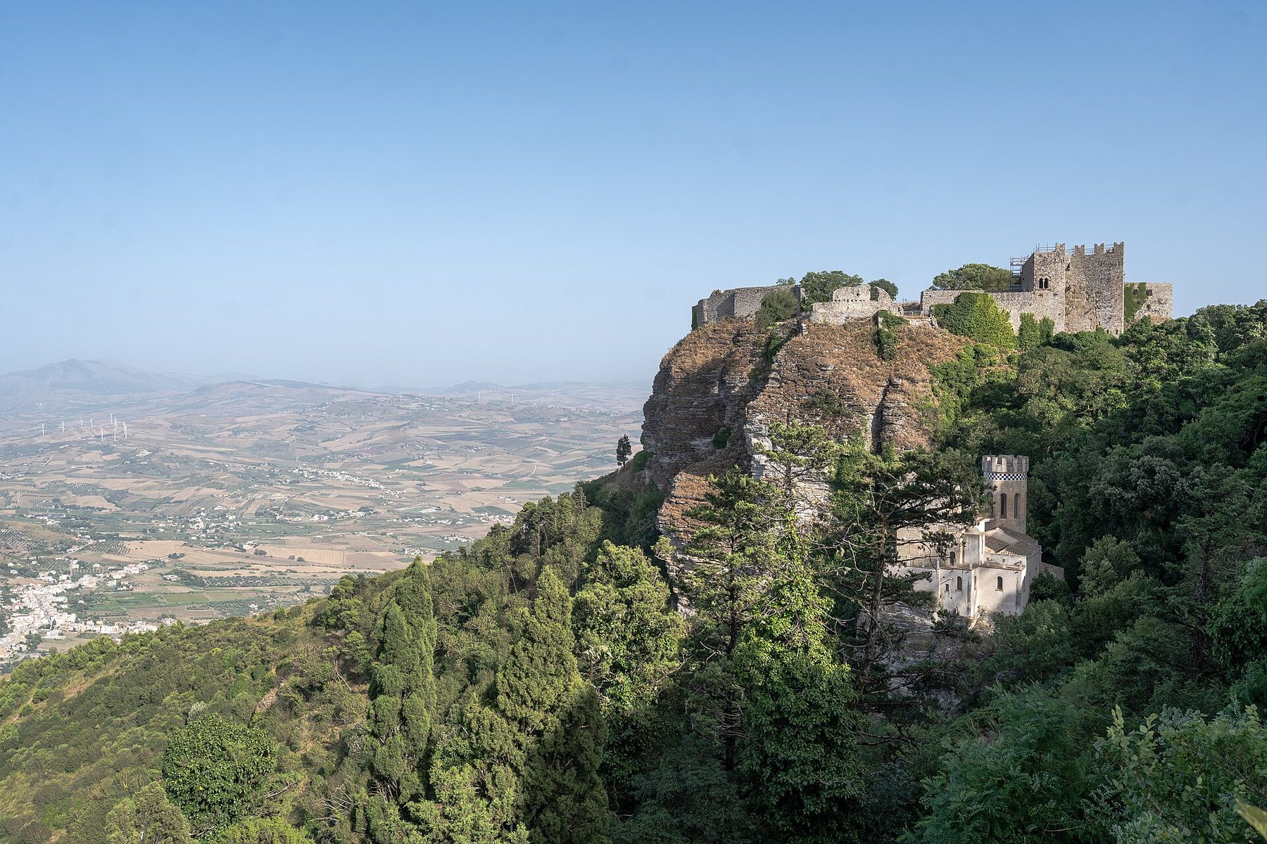 Das Castello di Balio und die Torretta Pepoli in den Gärten unterhalb des Castello di Venere.