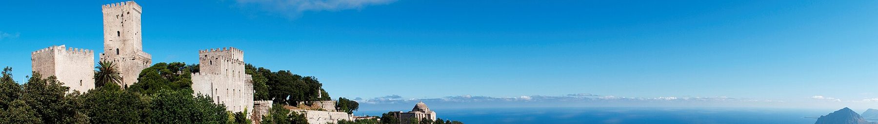 Das normannische Castello di Venere (Burg der Venus) auf seinem Felsvorsprung über den Gärten von Erice.