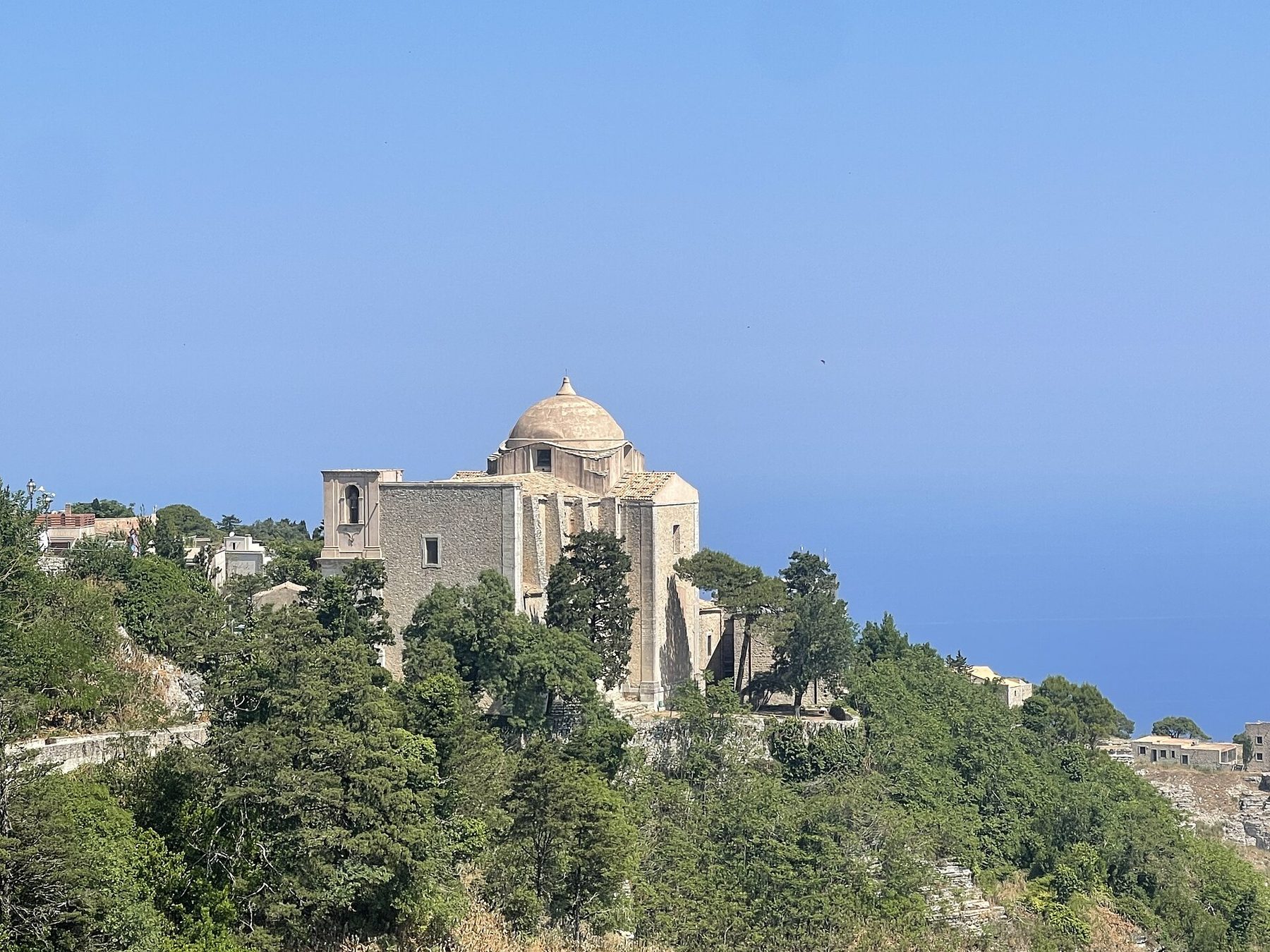 Die Kirche San Giovanni Battista in Erice mit ihrem kleinen Glockenturm.