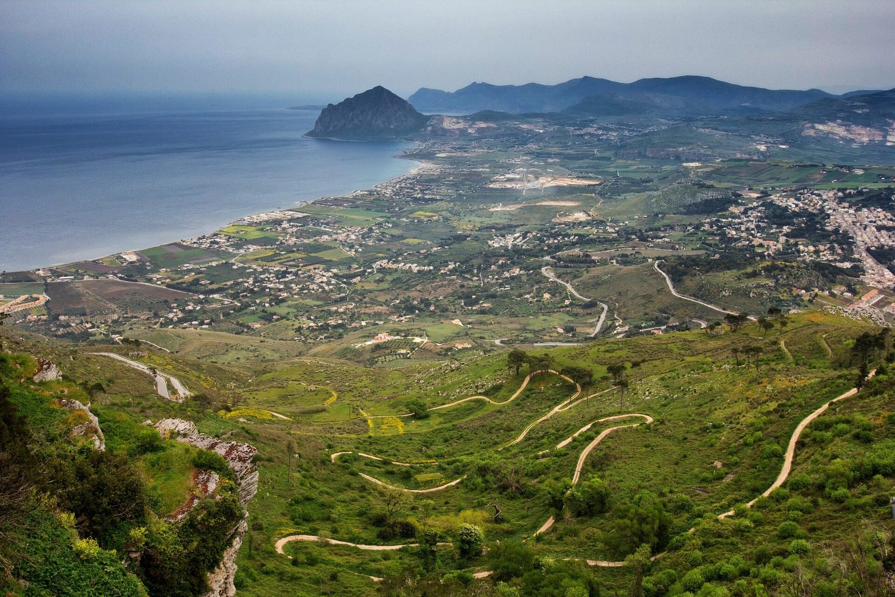 Blick von Erice auf den Monte Cofano und die tyrrhenische Küste.
