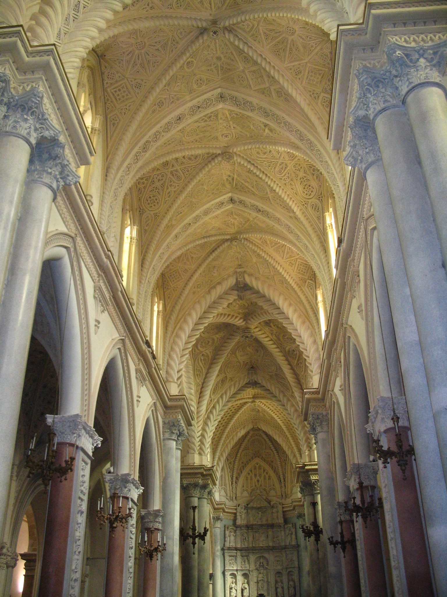Das lichtdurchflutete Innere der Chiesa Matrice in Erice — typisch für die historischen Innenräume des Majorana-Zentrums.