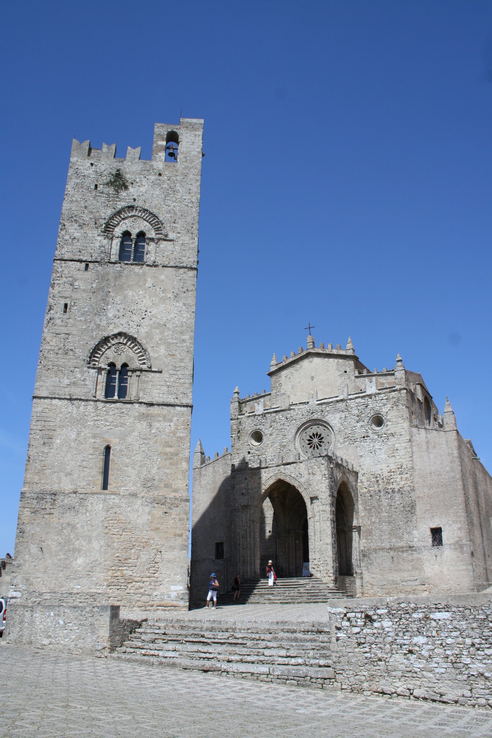 Das gotische Portal und der freistehende Glockenturm der Chiesa Matrice in Erice.