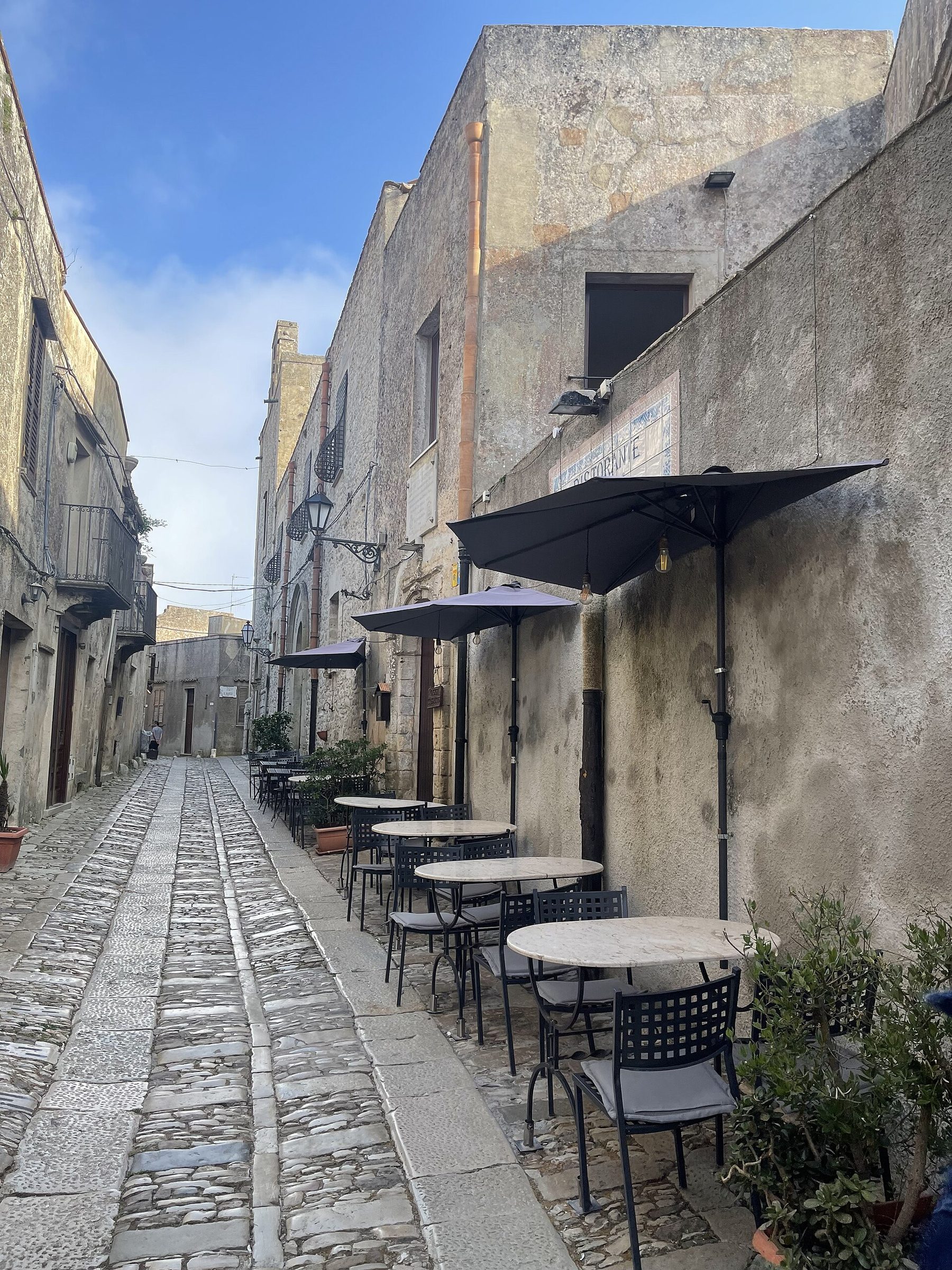 Una terrazza di ristorante aperta a Erice nel tardo pomeriggio.