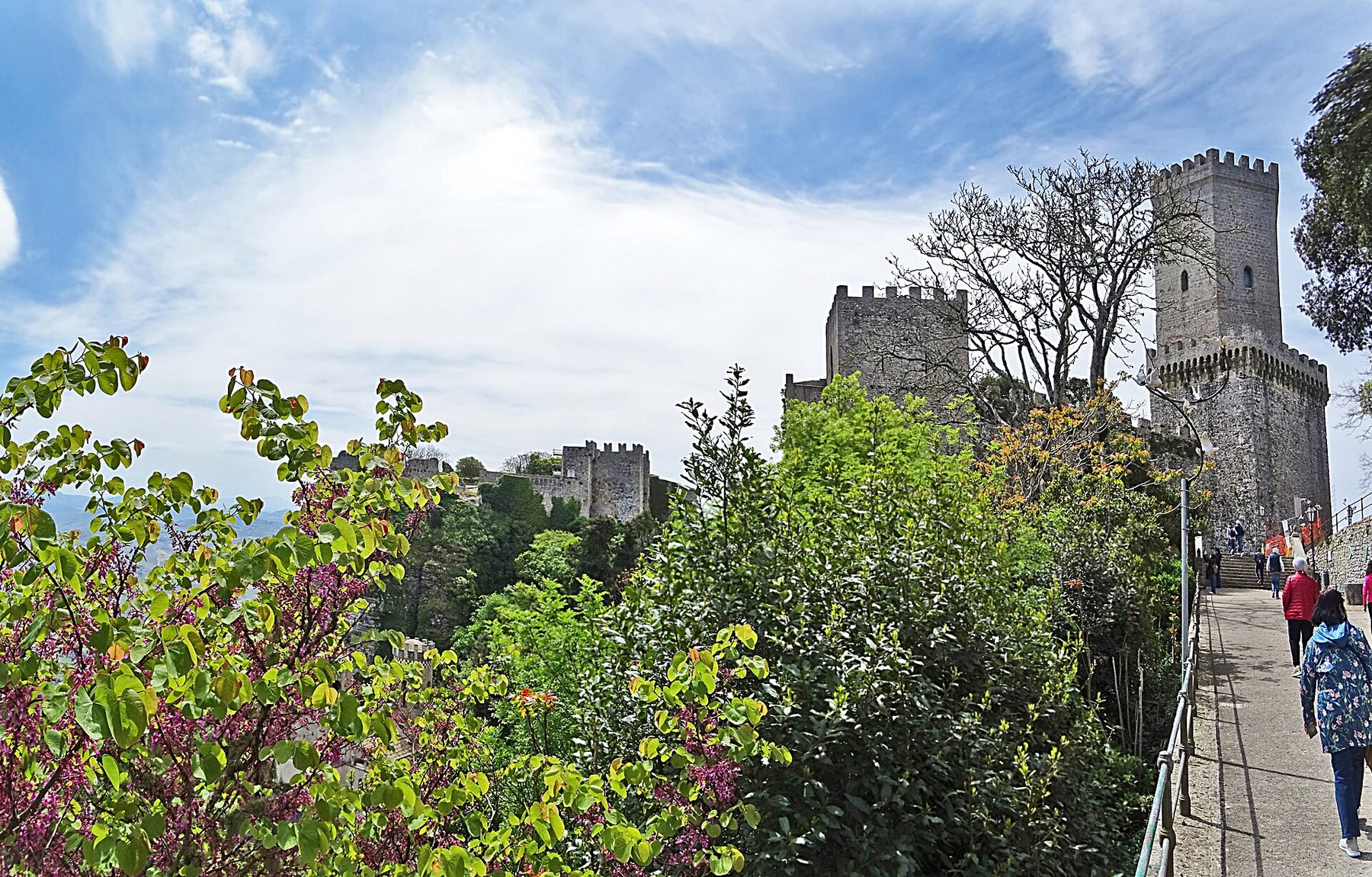 Normannischer Burgturm über den Gärten und Bäumen von Erice nahe dem Quartiere Spagnolo.
